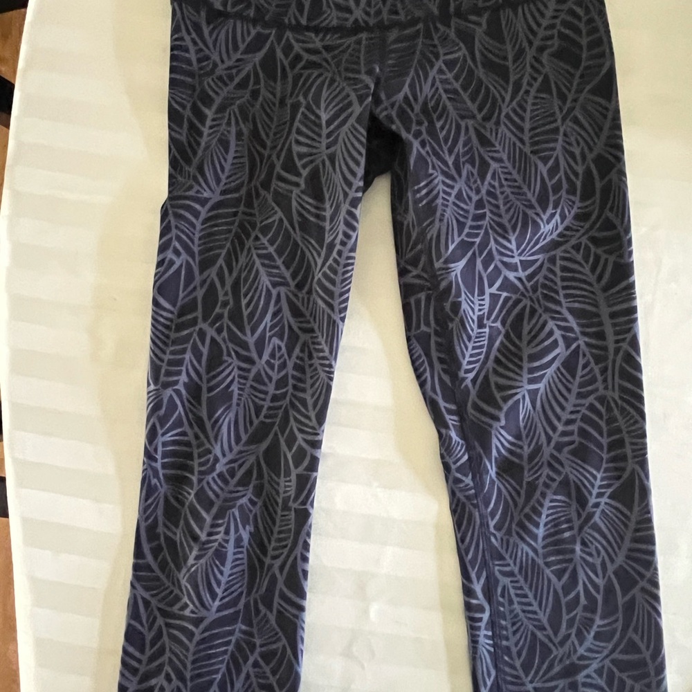WOMENS LULULEMON BLUE NAVY DESIGN CAPRI LEGGINGS 4
